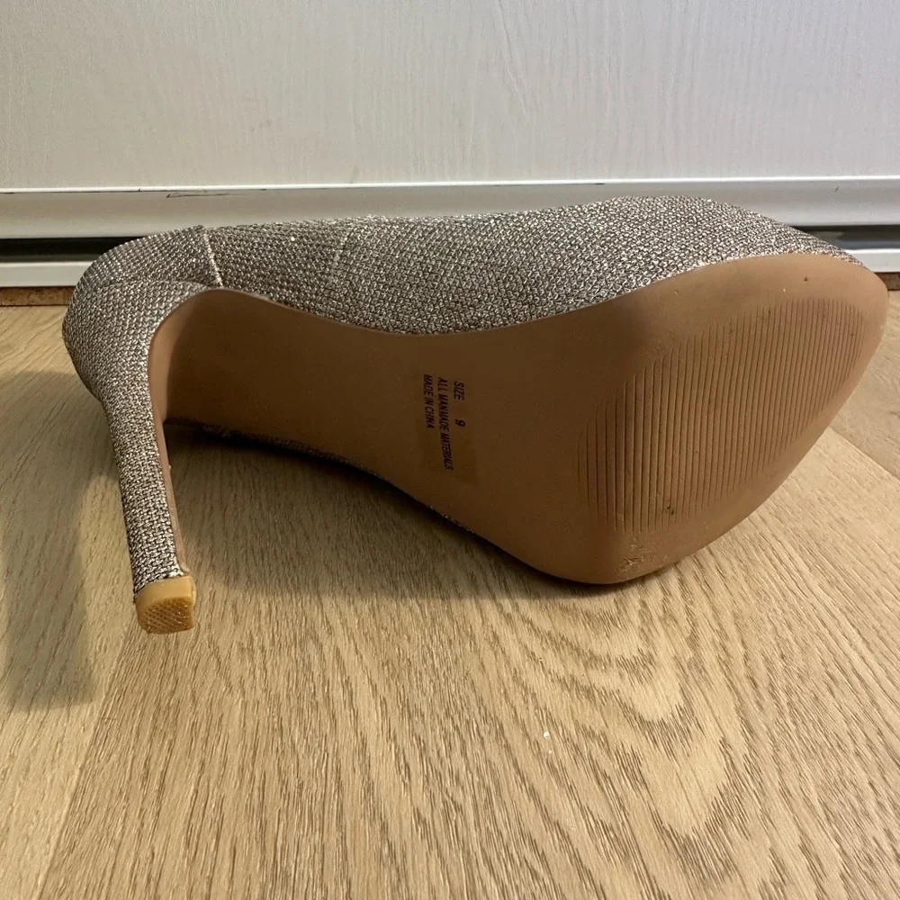 Gently Worn SZ 9 Elegant Gold Women's Heels